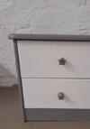 Kommode mit zwei Schubladen und Stern-förmigen Griffen