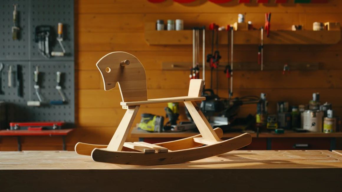 Holz-Schaukelpferd in Werkstatt