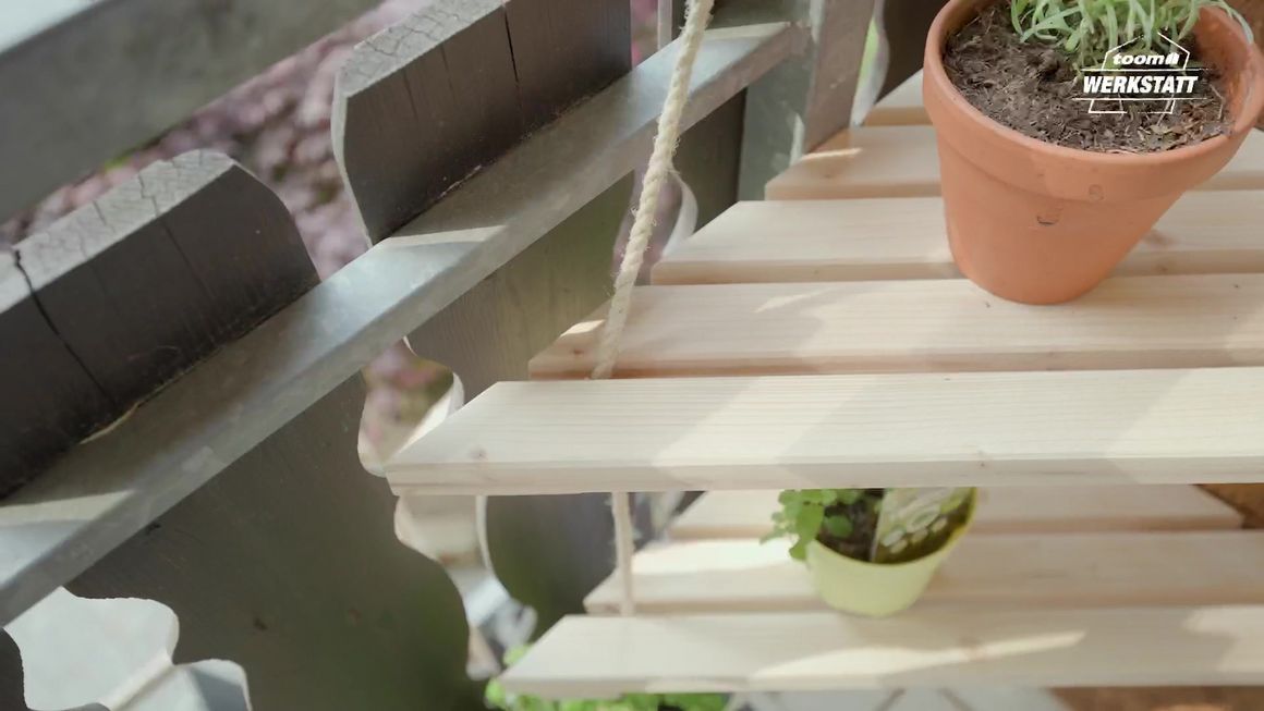 Hängeregal aus Holz mit Topfpflanzen