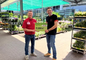Marktleiter Carsten Heinrichs mit Christian Wolf der Heinz Sielmann Stiftung.