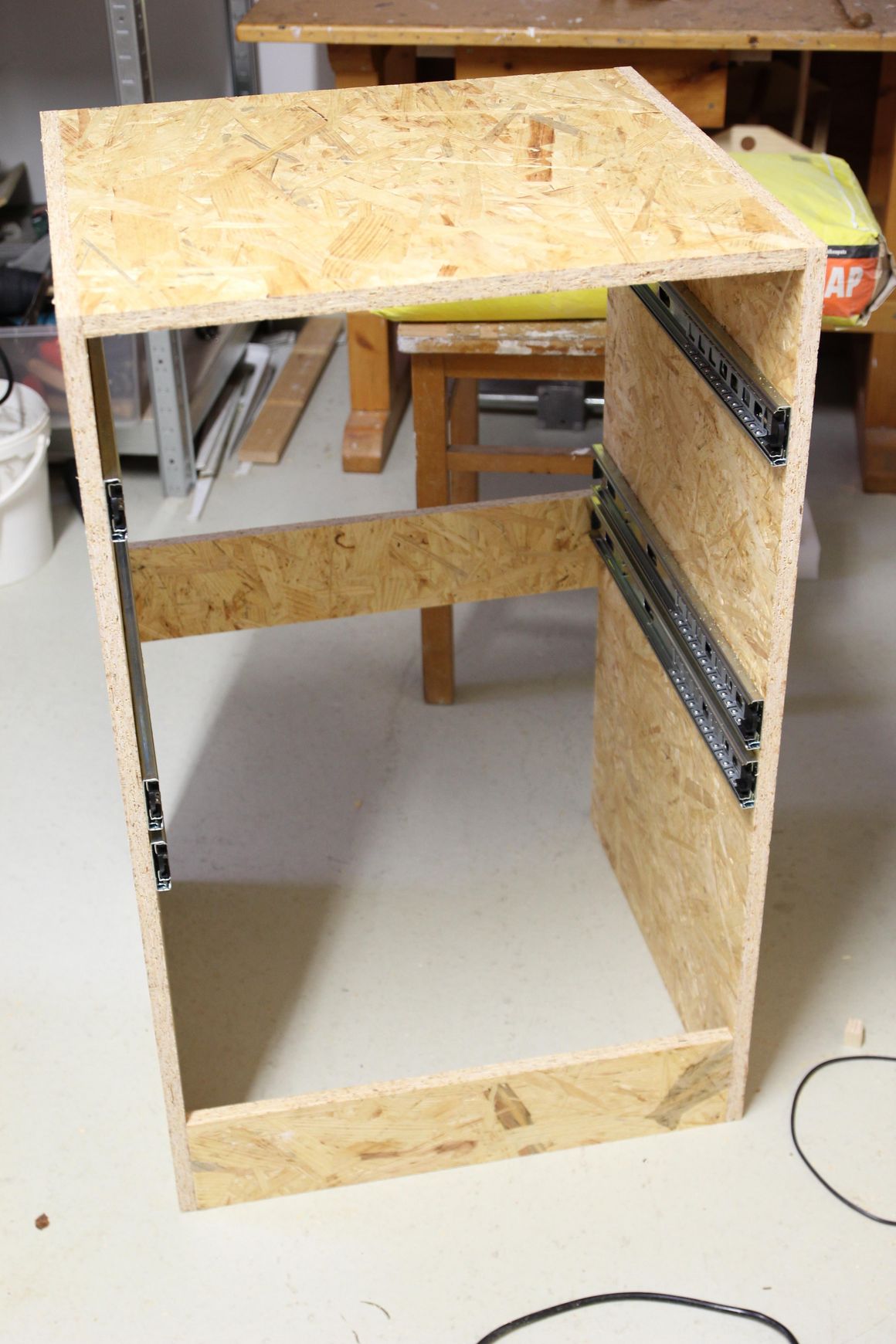 Holzrahmen eines Schranks mit montierten Schubladenführungen