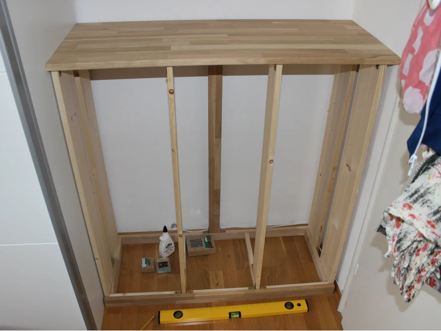 Unfertiger Holzschrank mit Wasserwaage