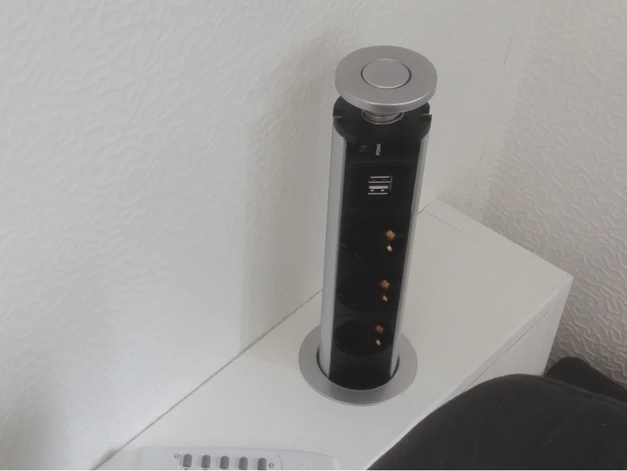 Einziehbarer Mehrfachstecker auf einem Schreibtisch