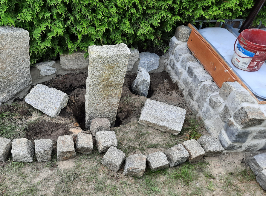 Granitsteine für Gartenhausfundament