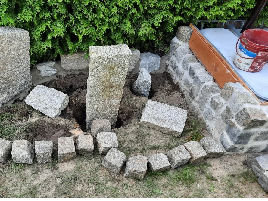 Granitsteine für Gartenhausfundament