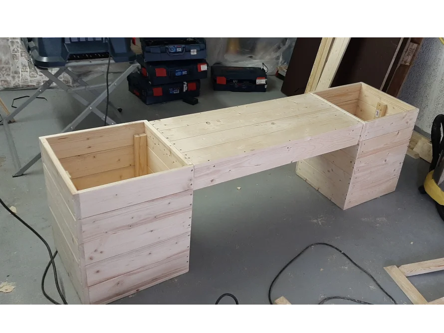 Gartenbank mit zwei Blumenkästen