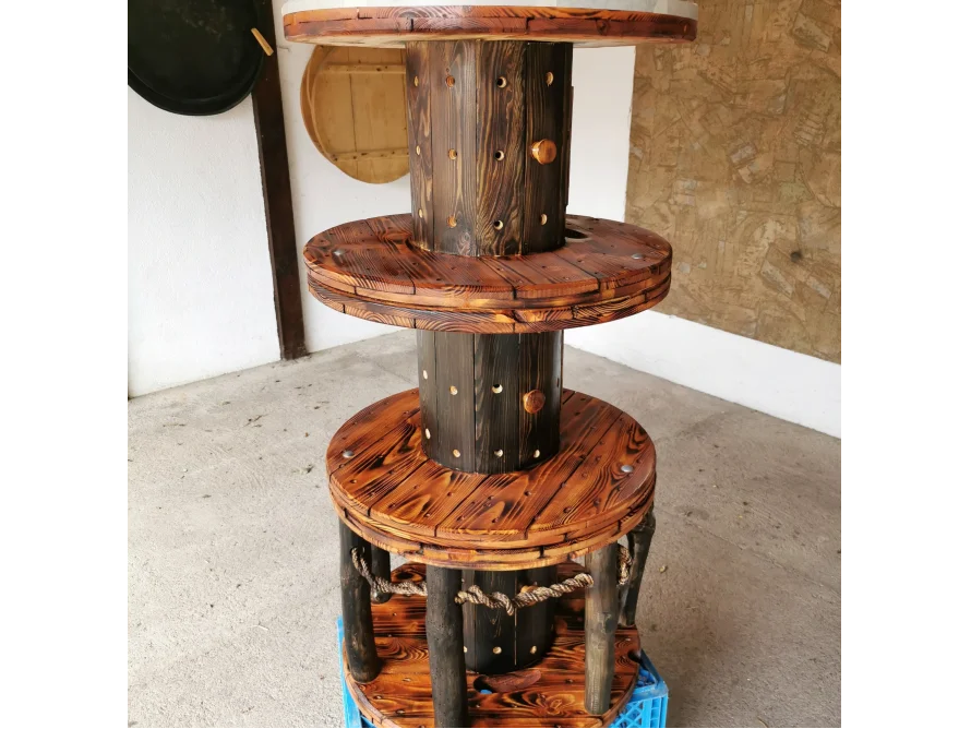 Stehtisch aus Kabeltrommeln