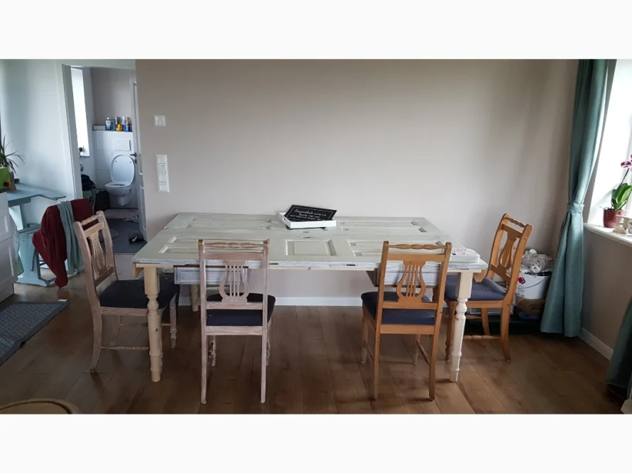 Upcycling-Esstisch aus einer Tür mit Stühlen