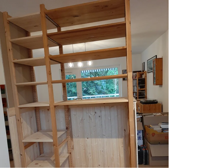 Holzregale in einem Zimmer