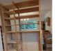 Holzregale in einem Zimmer