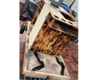 Holzgestell mit Türen
