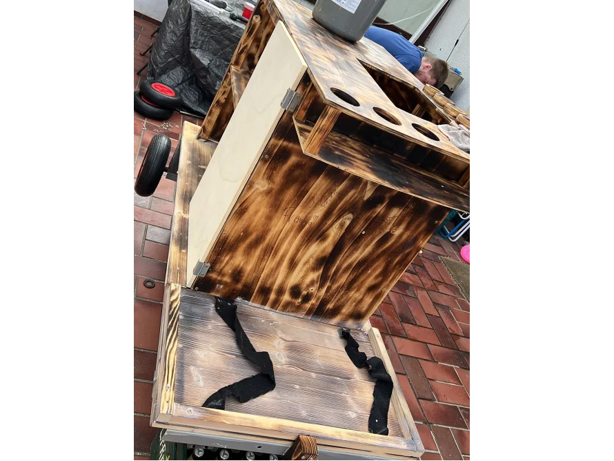 Holzgestell mit Türen