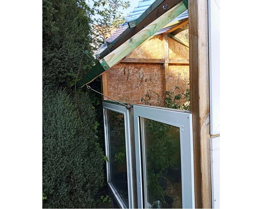 Offenes Fenster am Gartenhaus