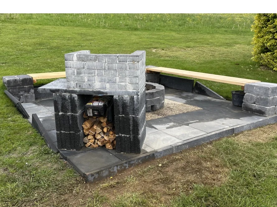Feuerstelle mit Sitzbänken