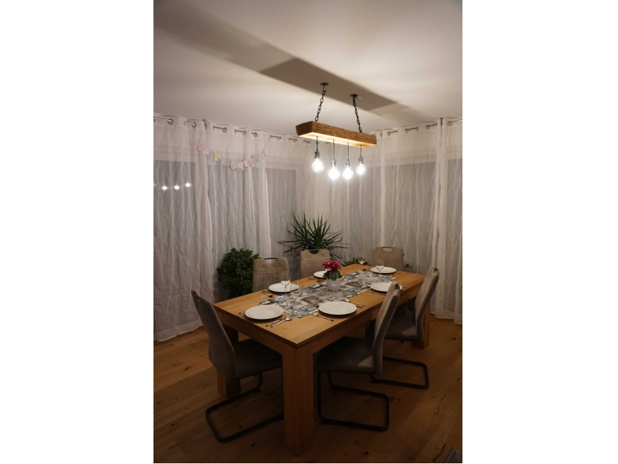 Esstisch mit sechs Stühlen und Lampe