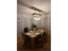 Esstisch mit sechs Stühlen und Lampe