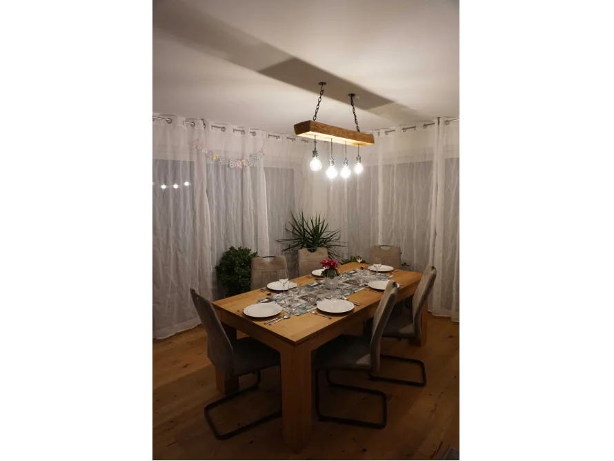 Esstisch mit sechs Stühlen und Lampe