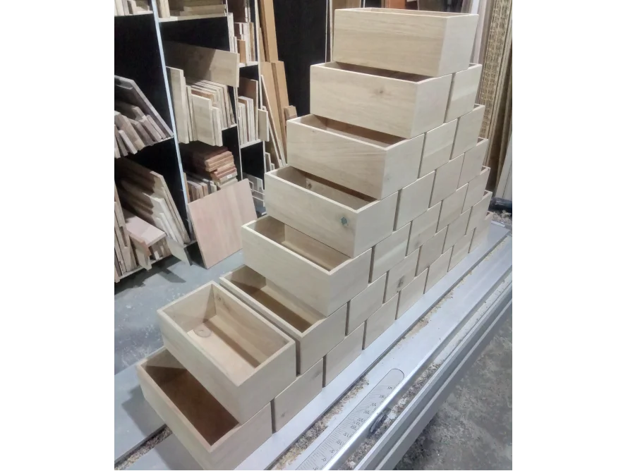 Viele Holzkisten auf einer Werkbank