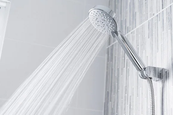 Duschkopf mit laufendem Wasser