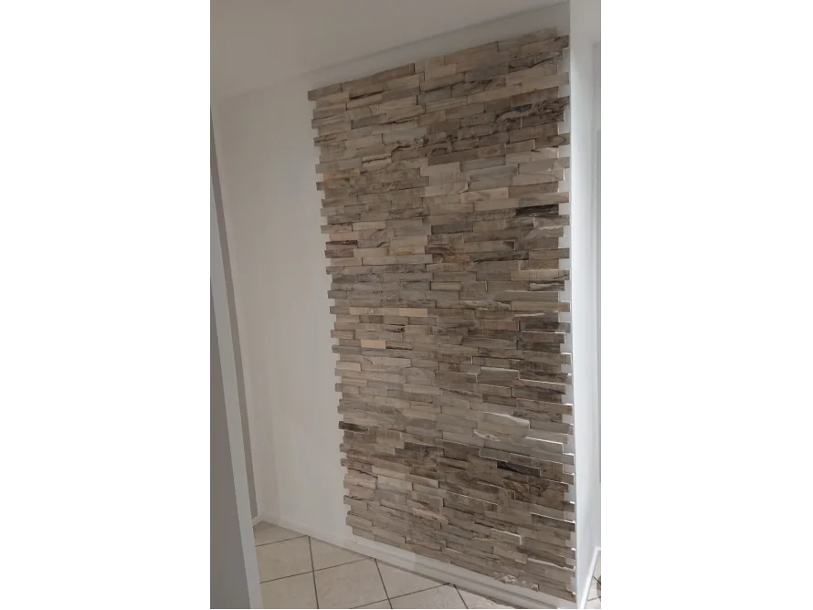 Wand mit Verkleidung aus Holzlatten