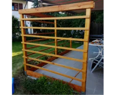 Holzgerüst auf einer Terrasse