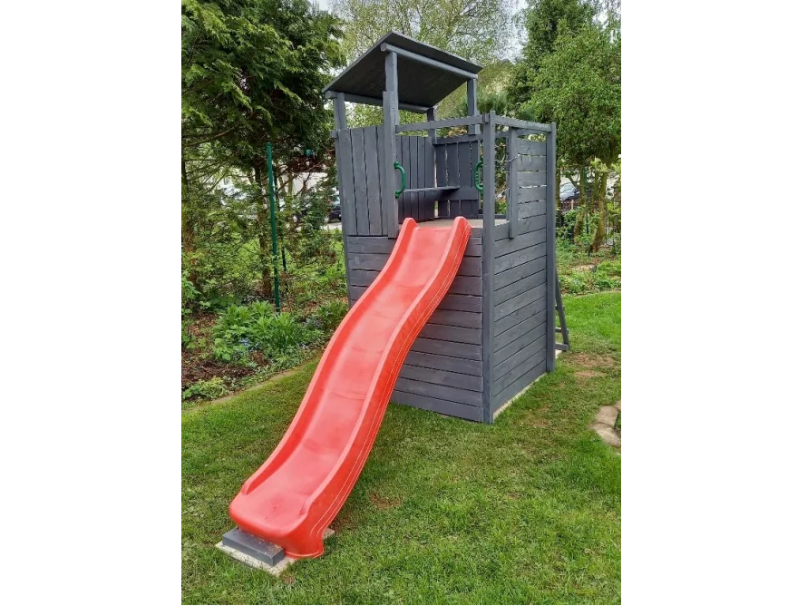 Spielhaus mit Rutsche
