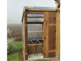 Kleines Gartenhaus mit Setzlingen