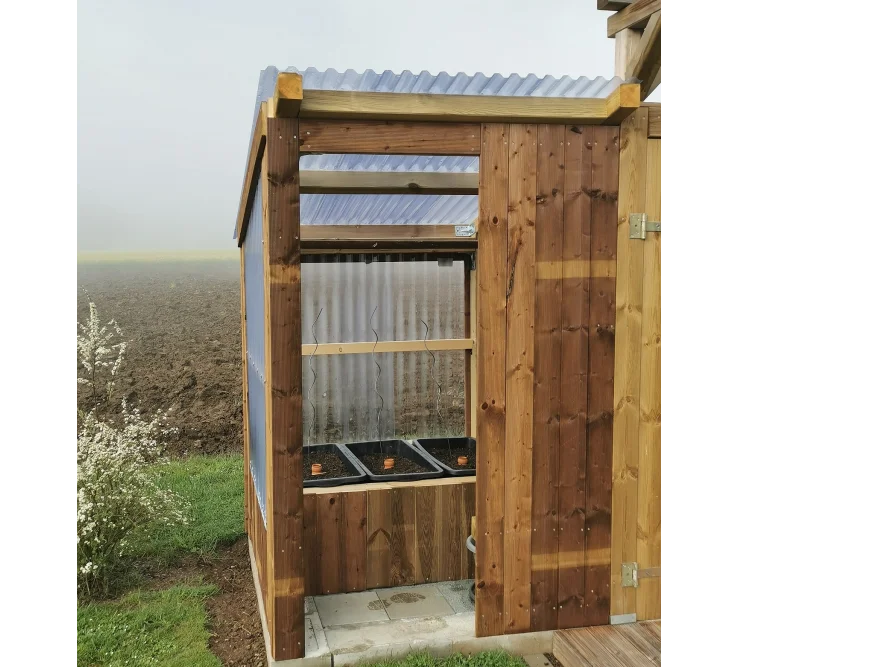 Kleines Gartenhaus mit Setzlingen