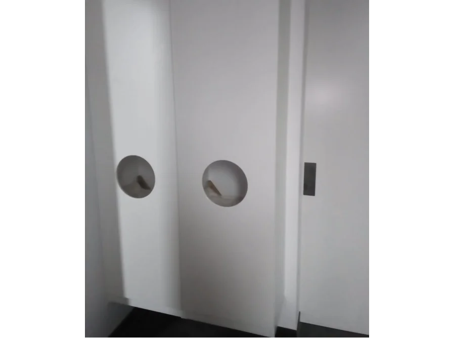 Weiße Tür mit runden Aussparungen