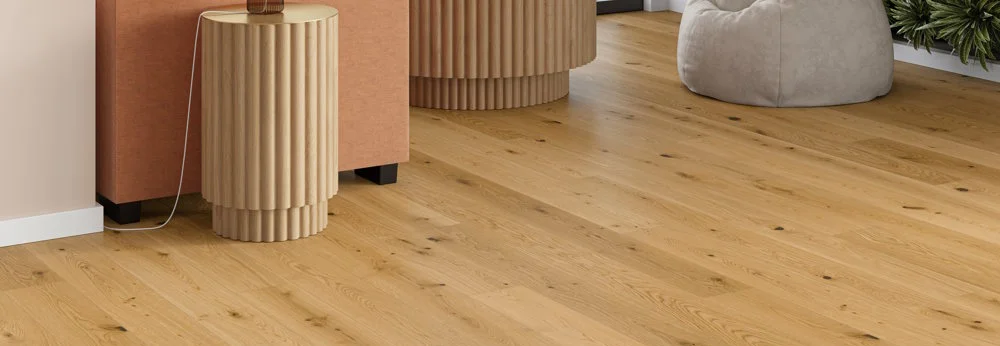 Heller Holzboden in einem modernen Wohnzimmer