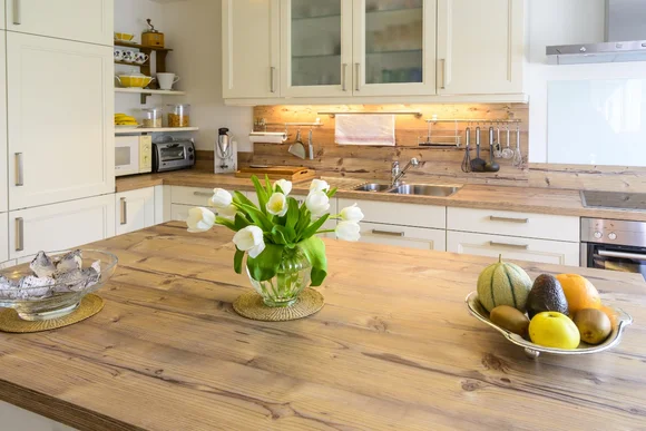 Moderne Küche mit Holzarbeitsplatte und Blumen