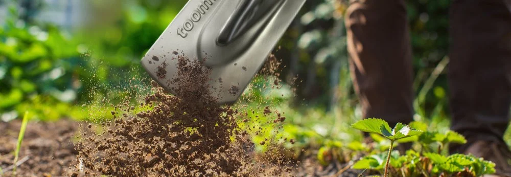 Spaten sticht in die Erde