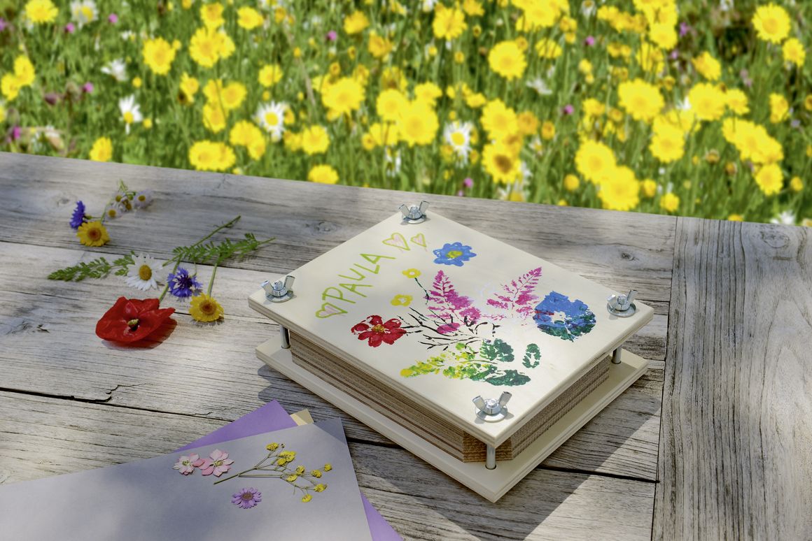 Blumenpresse auf Holztisch