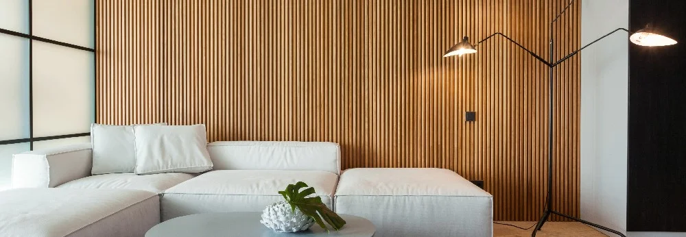 Holzlattenwand mit Sofa