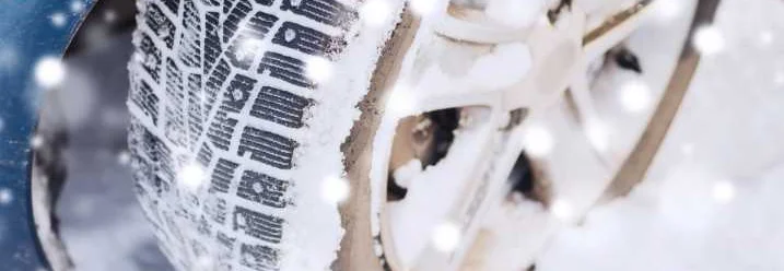 Autoreifen im Schnee