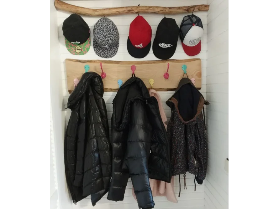 Garderobe mit Mützen und Jacken