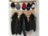 Garderobe mit Mützen und Jacken