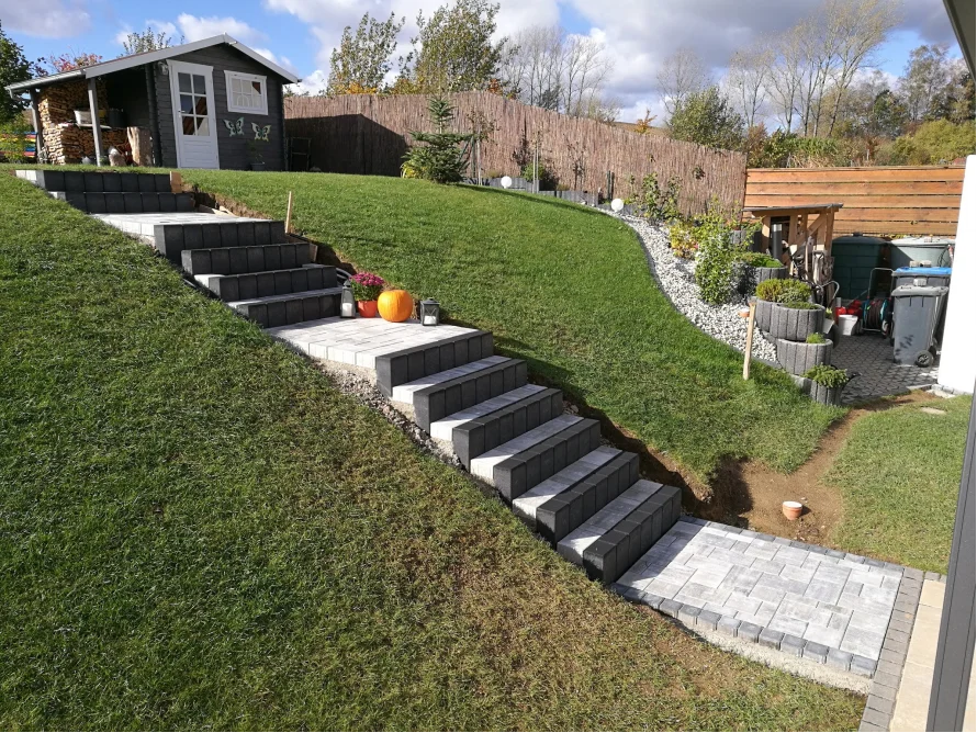 Gepflasterte Treppe in einem Garten