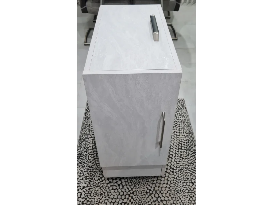 Weißer Nachttisch mit Marmoroptik