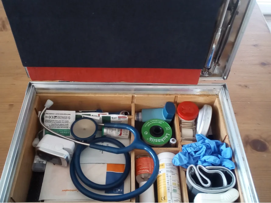 Geöffneter Erste-Hilfe-Kasten mit Inhalt