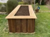 Hochbeet aus Holz mit frischer Erde