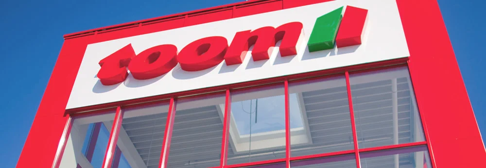 rotes Gebäude mit großen Fenstern