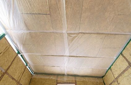 RT Dachdaemmung von innen Dampfbremsfolie verkleben 20 51 717x467 verklebte Dachbremsfolie