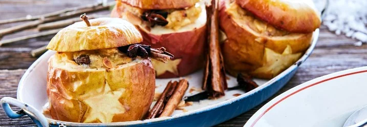 Gebackene Äpfel mit Sternmuster in Auflaufform