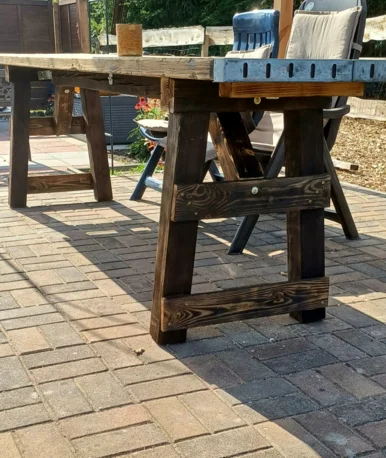 Rustikaler Gartentisch aus Holz