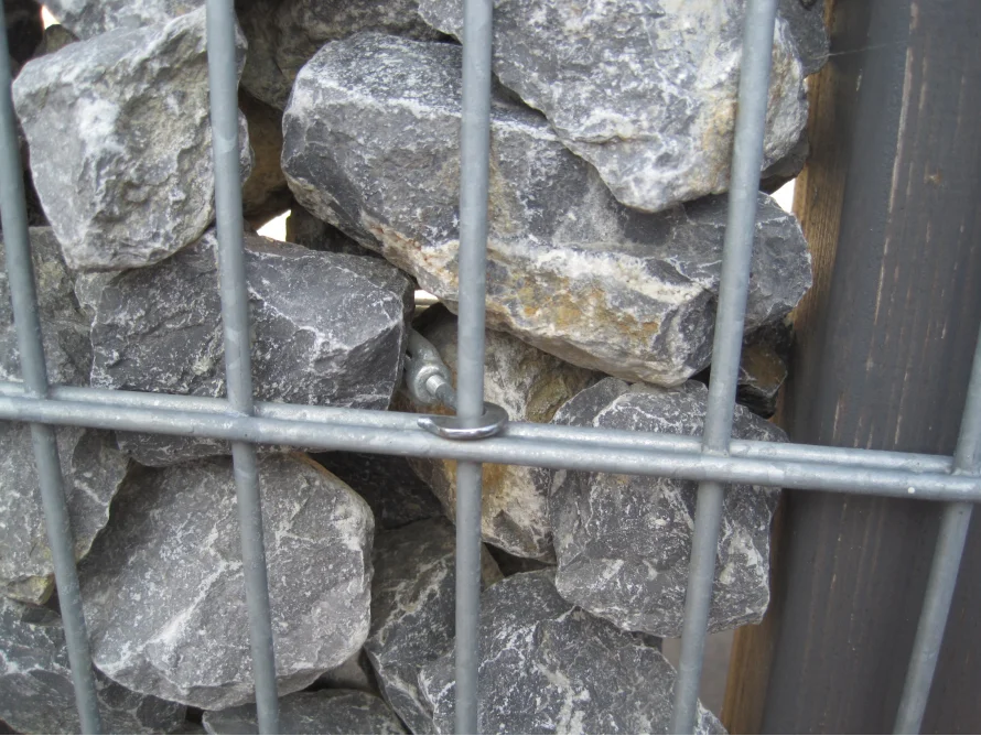 Gabionenwand mit Metallrahmen