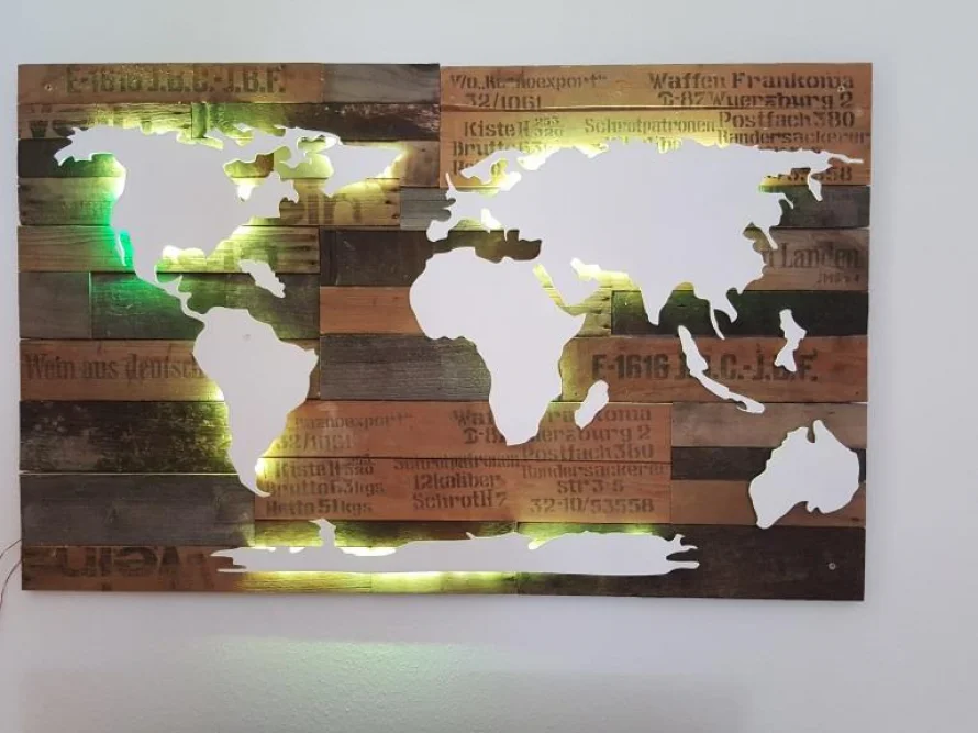 Beleuchtete Holzwanddeko in Form einer Weltkarte