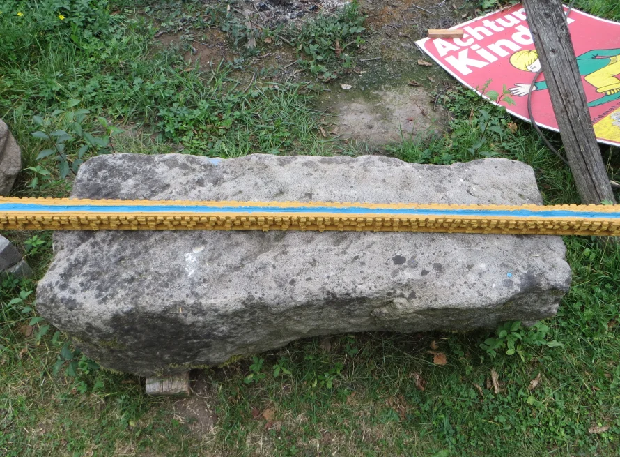 Langes, schmales Objekt aus gelben Steinen