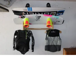 Wassersportausrüstung an Wandhalterung