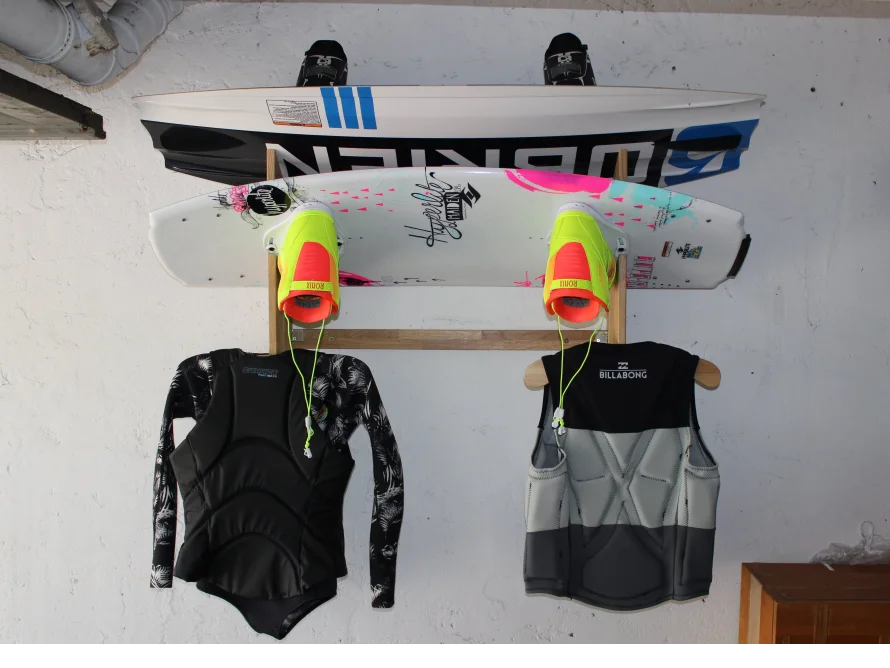 Wassersportausrüstung an Wandhalterung